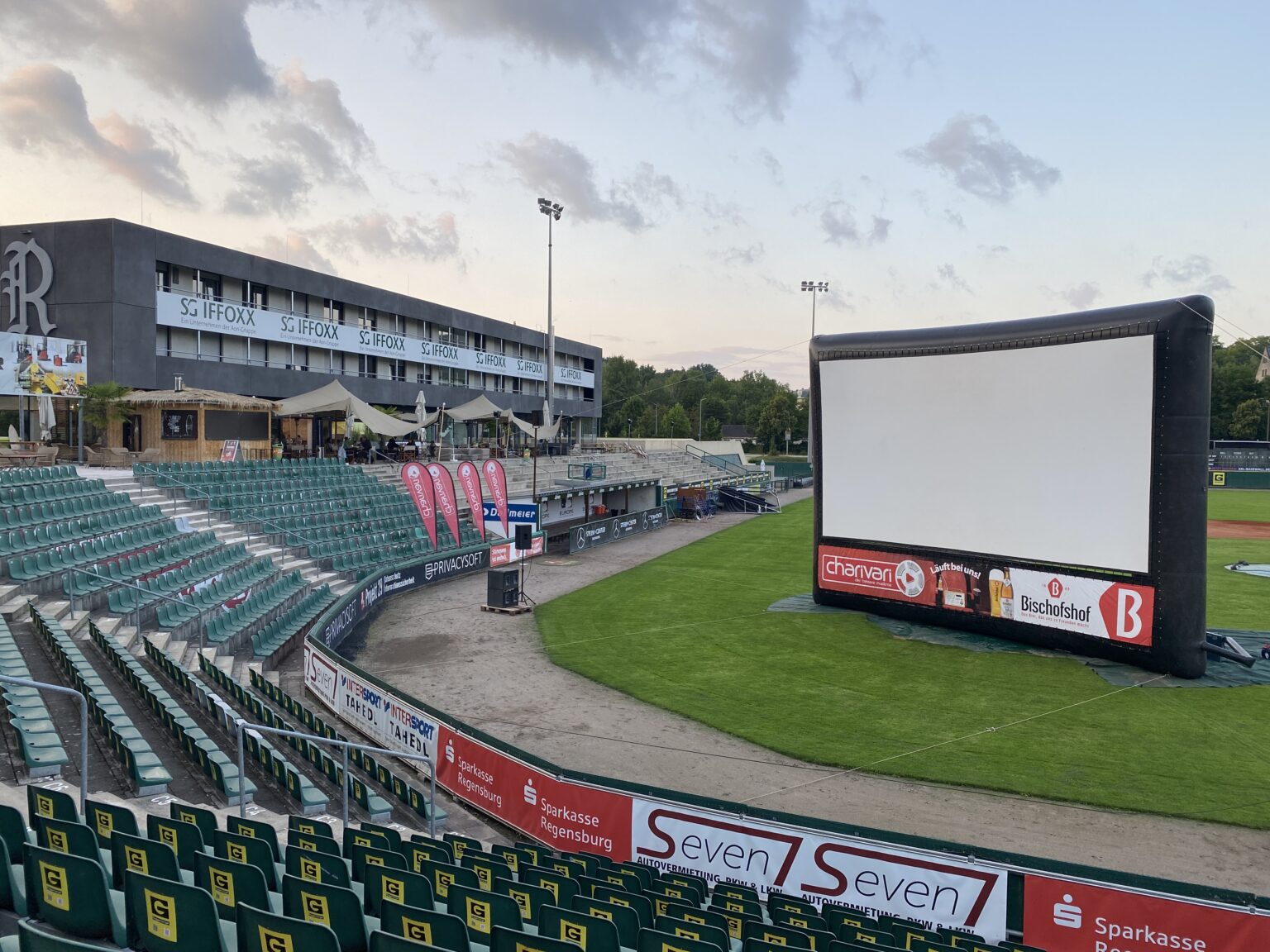 Open Air Kino Regensburg in der ArminWolfArena